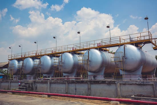 Heizöltanks auf Industriegelände