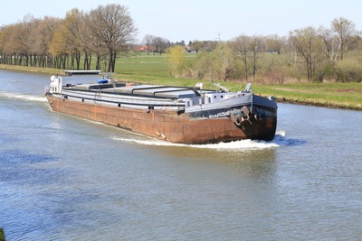 Binnenschiff auf Fluss